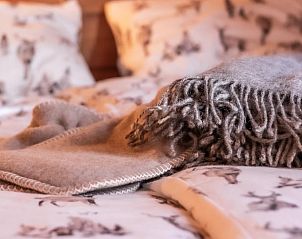 Gezellige slaapkamer met warme dekens in Vakantiehuisje in Haarlo, Achterhoek, Gelderland.