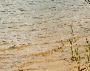 Zandstrand aan het meer bij Vakantiehuisje in Haarlo, Achterhoek, Gelderland.