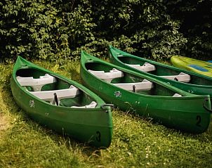 Groene kano's klaar voor avontuur bij Vakantiehuisje in Haarlo, Achterhoek, Gelderland.