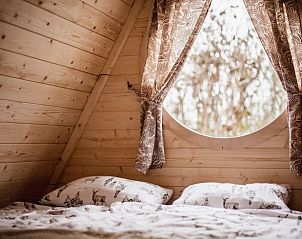 Sfeervolle slaapkamer met uitzicht in Vakantiehuisje in Haarlo, Achterhoek, Gelderland.