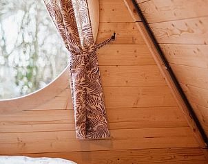 Houten interieur met gordijnen in Vakantiehuisje in Haarlo, Achterhoek, Gelderland.