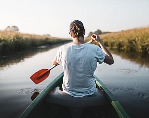 Kanon op een rustige rivier bij Vakantiehuisje in Haarlo, Achterhoek, Gelderland.