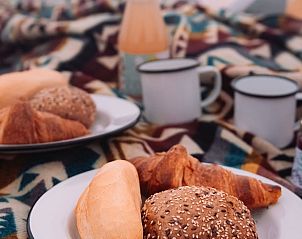 Ontbijt met verse broodjes bij Vakantiehuisje in Haarlo, Achterhoek, Gelderland.