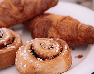 Heerlijke ontbijtbakery bij Vakantiehuisje in Haarlo, Achterhoek, Gelderland met verse croissants en kaneelbroodjes.