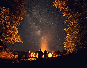 Sterrenhemel boven kampvuur bij Vakantiehuisje in Haarlo, Achterhoek, Gelderland voor een magische avond.