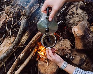 Verse koffie bij open vuur in Vakantiehuisje in Haarlo, Achterhoek, Gelderland voor een authentieke ervaring.