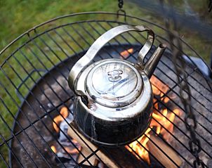 Waterketel op kampvuur bij Vakantiehuisje in Haarlo, Achterhoek, Gelderland voor een rustieke kookervaring.