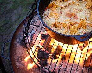 Smakelijke nacho's boven kampvuur in Vakantiehuisje in Haarlo, Achterhoek, Gelderland voor een gezellige avond.