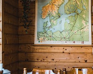 Knusse binnenruimte met wereldkaart in Vakantiehuisje in Haarlo, Achterhoek, Gelderland voor reisinspiratie.