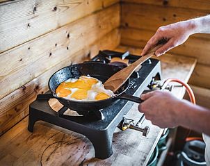 Verse eieren bakken in de keuken van Vakantiehuisje in Haarlo, Achterhoek, Gelderland voor een huiselijk ontbijt.