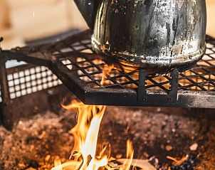 Waterketel boven open vuur in Vakantiehuisje in Haarlo, Achterhoek, Gelderland voor een rustieke sfeer.