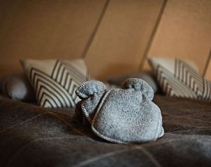 Knusse slaapkamer in Vakantiehuisje in Haarlo, Achterhoek, Gelderland met warme dekens en zachte kussens.