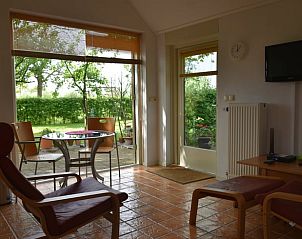 Binnenruimte van Vakantiehuis in Wichmond met uitzicht op de groene omgeving in de Achterhoek, Gelderland.