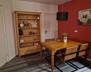 Eetkamer in Vakantiehuisje in Wichmond, Achterhoek, met houten tafel en sfeervolle decoraties.