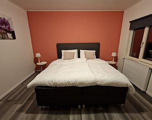 Comfortabele slaapkamer in Vakantiehuisje in Wichmond, Achterhoek, met tweepersoonsbed en rustige ambiance.