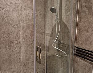 Inloopdouche in Vakantiehuisje in Wichmond, Achterhoek, biedt luxe en comfort tijdens uw verblijf.