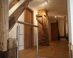 Authentieke houten balken en moderne afwerkingen in de gang van Erve Lieftink_Boerderij de Esch in Geesteren, Achterhoek.