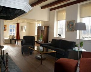 Lichte leefruimte met grote ramen in Erve Lieftink_Boerderij de Esch, Geesteren, Achterhoek, perfect voor een gezellige sfeer.