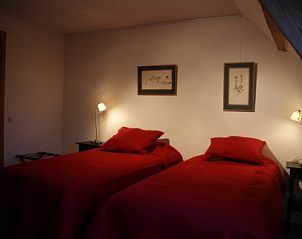 Comfortabele slaapkamer met rode accenten in Erve Lieftink_Boerderij de Esch, Geesteren, Achterhoek voor een goede nachtrust.