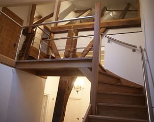 Moderne trap met houten en metalen details in Erve Lieftink_Boerderij de Esch, Geesteren, Achterhoek, een mix van oud en nieuw.