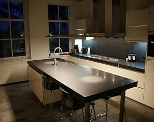 Strakke, moderne keuken in Erve Lieftink_Boerderij de Esch, Geesteren, Achterhoek, voorzien van alle gemakken voor culinair plezier.