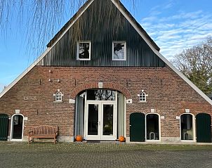 Charmantes Ferienhaus in Geesteren, gelegen in der malerischen Region Achterhoek in Gelderland, mit authentischer Bauernhof-Fassade und ruhiger Umgebung.