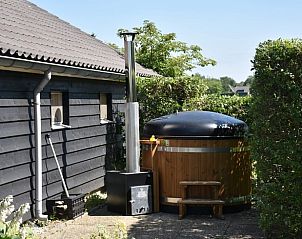 Hot tub at cottage in Vorden, perfect for relaxation in Achterhoek, Gelderland.