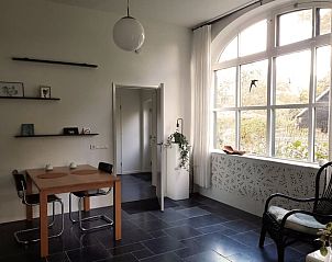 Gemtlicher Innenbereich des Ferienhauses in Vorden, Achterhoek, Gelderland, mit viel Licht und einem rustikalen Essbereich.