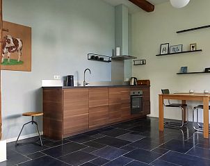 Moderne Kche im Ferienhaus in Vorden, Achterhoek, Gelderland mit Holzelementen und gemtlicher Essecke.