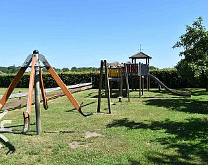 Rode glijbaan in speeltuin van vakantiehuis DG126 in Vorden, Achterhoek, Gelderland.