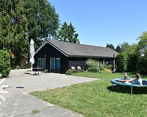 Ruime eetkamer in vakantiehuis DG126 in Vorden, Achterhoek, Gelderland met lange tafel.