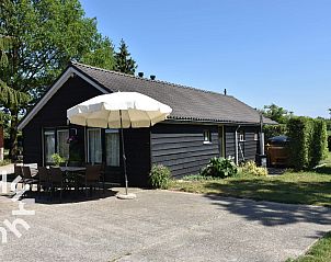 Kinderen spelen in tuin van vakantiehuis DG126 in Vorden, Achterhoek, Gelderland.