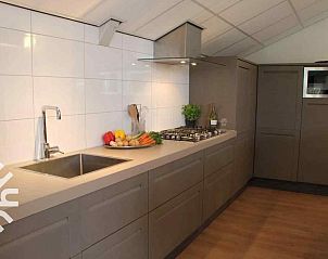 Gezellige woonkamer van vakantiehuis DG127-10 in Vorden, Achterhoek, met moderne inrichting en veel licht.