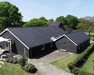 Ruime slaapkamer in vakantiehuis DG127-10 in Vorden, Achterhoek, met een stijlvol interieur en veel comfort.