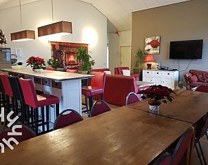 Terras met schaduwdoek bij vakantiehuis DG127-10 in Vorden, Achterhoek, voor ontspanning en gezellig samenzijn.