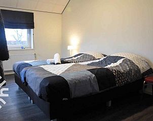 Speeltuin met glijbaan bij vakantiehuis DG127-10 in Vorden, Achterhoek, omgeven door groen en ruimte.