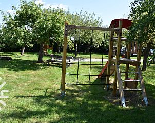 Gezellige eetruimte in vakantiehuis DG127-10 in Vorden, Achterhoek, perfect voor familiediners en samenkomen.