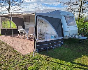 Rustiek terras van Vakantiehuis in Lichtenvoorde, Achterhoek, Gelderland, met uitzicht op groene omgeving.