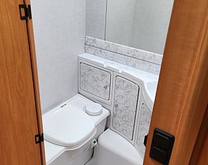 Stijlvolle badkamer in Vakantiehuis in Lichtenvoorde, Achterhoek, Gelderland, voor een verfrissende start van de dag.