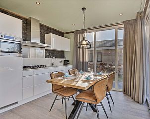 Moderne keuken in Module Z, Lichtenvoorde, met eethoek en grote ramen.