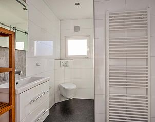 Stijlvolle badkamer in Module Z, Lichtenvoorde, met witte tegels en moderne voorzieningen.