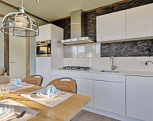 Eethoek in Module Z, Lichtenvoorde, met uitzicht op de keuken en buitenruimte.