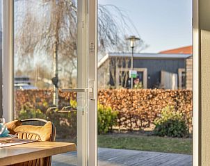 Open deur in Module Z, vakantiehuis in Lichtenvoorde, met zicht op terras.