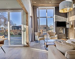 Woonkamer van Module Z in Lichtenvoorde, met grote ramen en veel lichtinval.