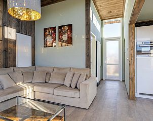 Ruime woonkamer in Module Z, Lichtenvoorde, met comfortabele bank en decoratie.