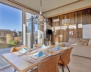 Eethoek met uitzicht op tuin in Module Z, vakantiehuis in Lichtenvoorde.