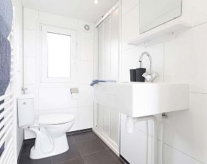 Moderne badkamer in Rialto 5 personen vakantiehuis, Lichtenvoorde, voorzien van alle gemakken in Achterhoek, Gelderland.