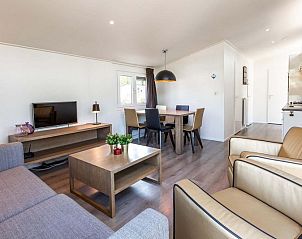 Ruime woonkamer van Rialto 5 personen vakantiehuis, Lichtenvoorde, met comfortabele zithoek in Achterhoek, Gelderland.