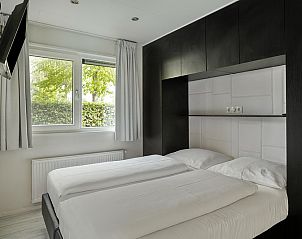 Comfortabele slaapkamer in Holiday home 6 personen, Lichtenvoorde met tweepersoonsbed en uitzicht op de natuur.