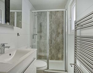 Moderne badkamer met douche in vakantiehuis voor 6 personen in Lichtenvoorde, Achterhoek.